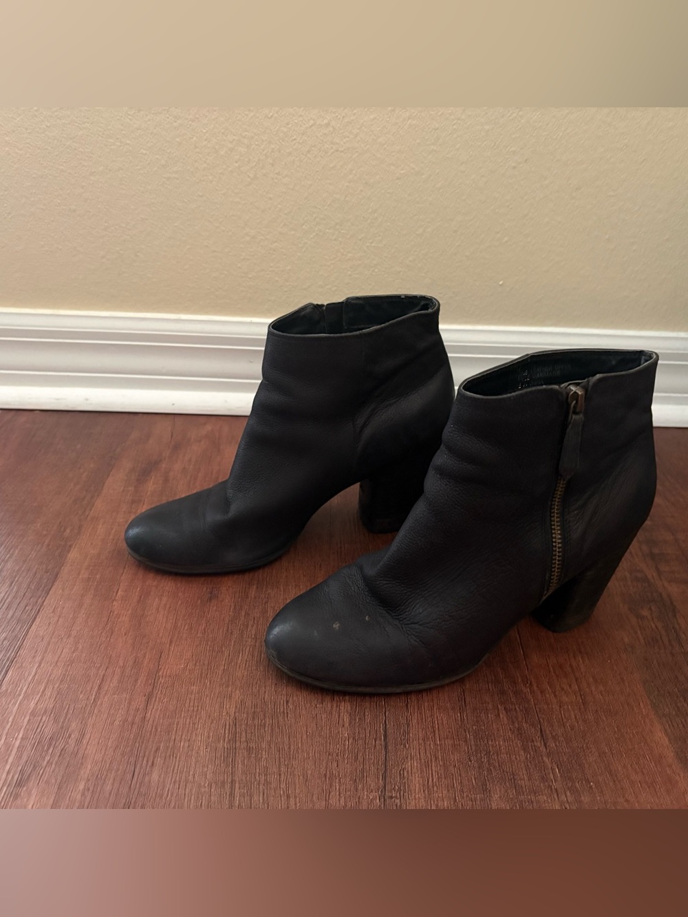 Women’s 9.5M Black Genuine Leather Ankle Boots Block Heel Side Zip Booties